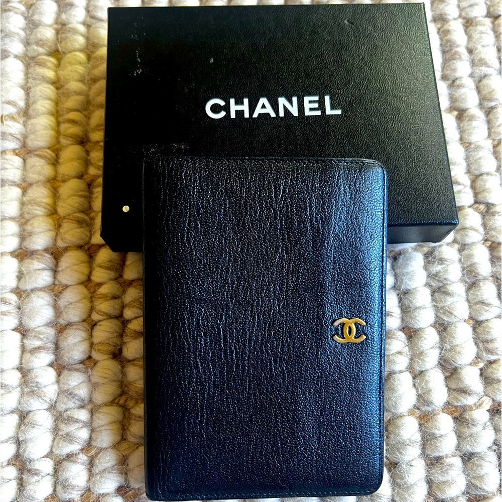 Pre loved Chanel agenda style wallet in great condition!
